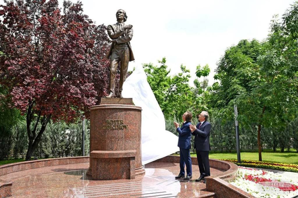 Farrux Zokirov: “Botir akamning katta sahnadagi ilk qo‘shig‘i ham, oxirgi qo‘shig‘i ham Vatan haqida edi”