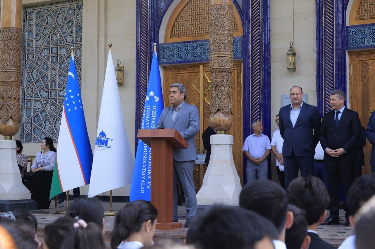 Shahidlar xotirasi maydonida talabalar va oʻquvchilar ishtirokida qatagʻon qurbonlari xotirasi yuksak ehtirom bilan yod etildi